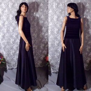 Vintage Y2K Evening Gown 2000s Navy Blue Velvet Formal Prom Recital Size 8P